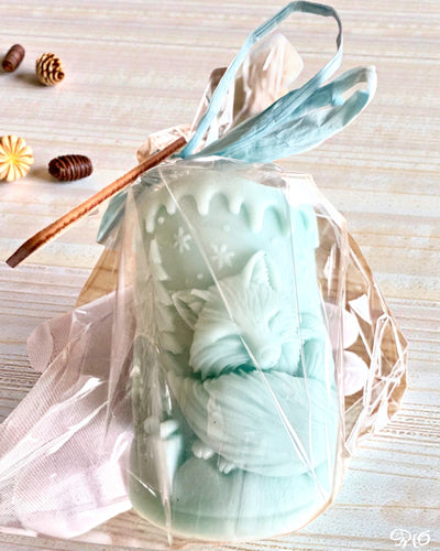 Sojakerze Winterfuchs, 7,5 cm Höhe, handgegossene Sojakerze mit einem niedlichen schlafenden Fuchs, personalisierbar mit Gravur auf dem Schild