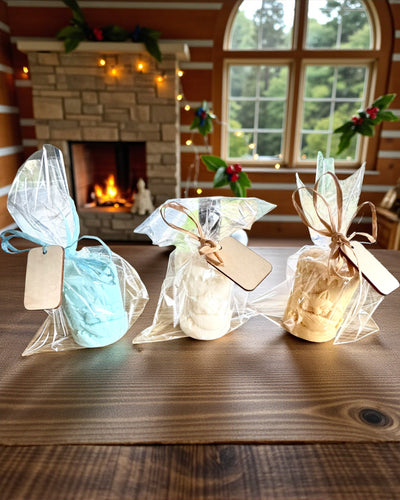 Sojakerze Winterfuchs, 7,5 cm Höhe, handgegossene Sojakerze mit einem niedlichen schlafenden Fuchs, personalisierbar mit Gravur auf dem Schild