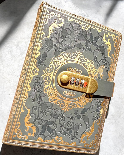 Exklusives Leder-Notizbuch "Sekretnik" A5 mit Zahlenschloss - Personalisierung mit Gravur