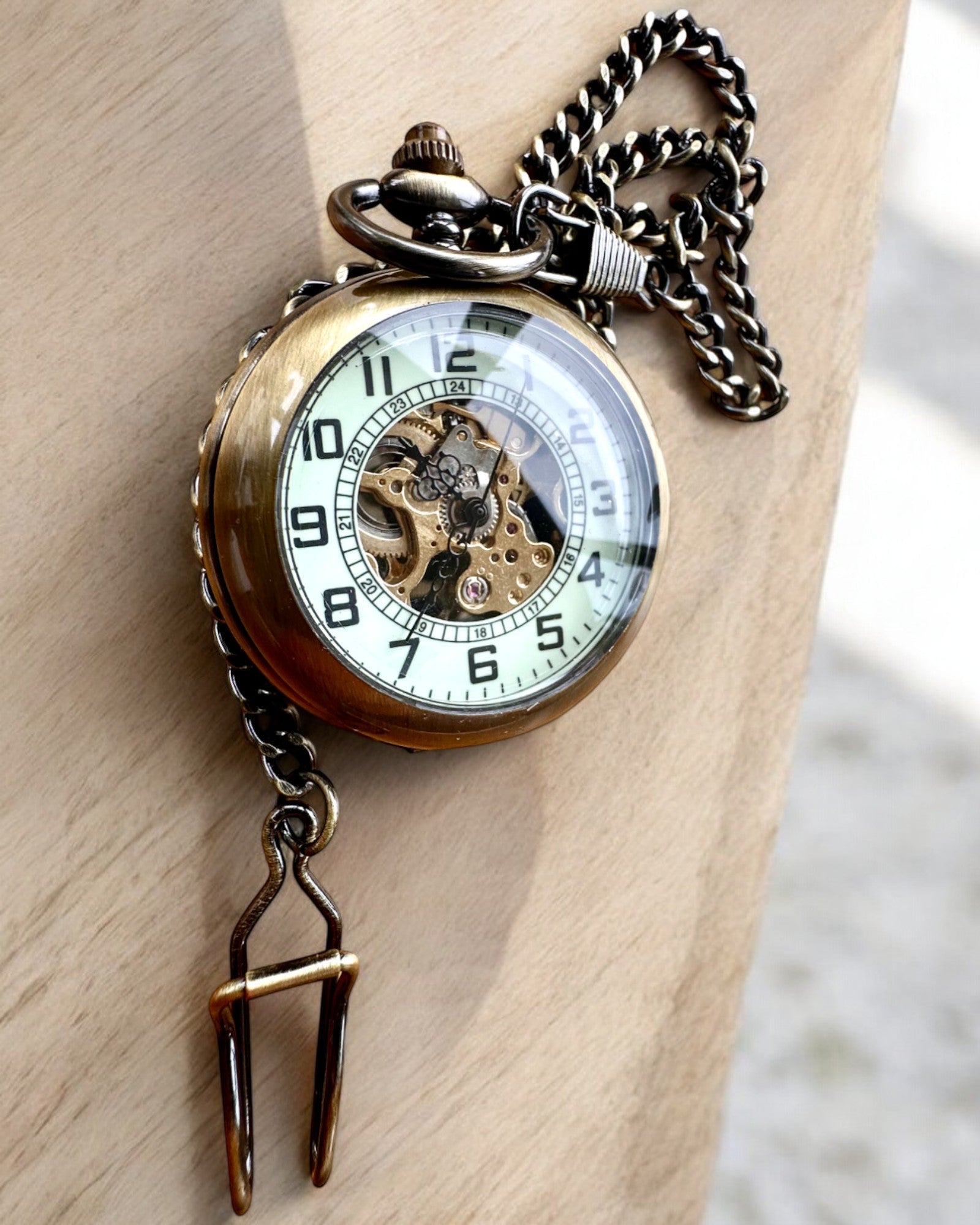 Klassische Taschenuhr "Oldtimer" - stilvolle Retro-Eleganz, personalisierbar mit Gravur als Geschenk
