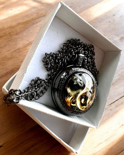 Taschenuhr „Drachenkreis 2“ – stilvolles Accessoire mit einem Hauch von Magie - Personalisierung mit Gravur als Geschenk