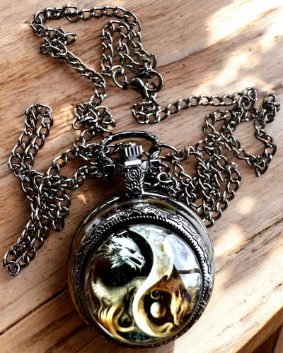 Taschenuhr „Drachenkreis 2“ – stilvolles Accessoire mit einem Hauch von Magie - Personalisierung mit Gravur als Geschenk