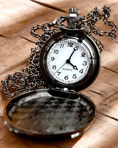 Taschenuhr „Drachenkreis 2“ – stilvolles Accessoire mit einem Hauch von Magie - Personalisierung mit Gravur als Geschenk