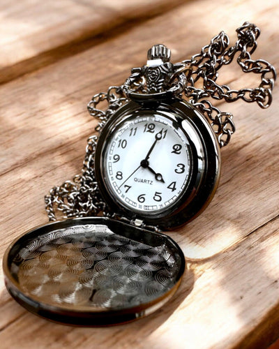 Taschenuhr „Drachenkreis 2“ – stilvolles Accessoire mit einem Hauch von Magie - Personalisierung mit Gravur als Geschenk