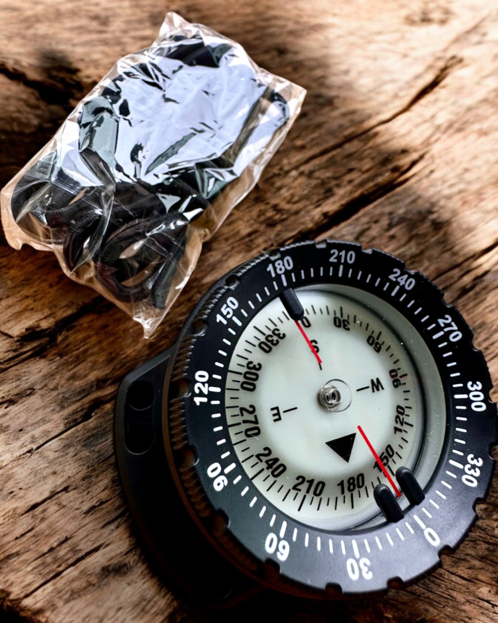 Taucherkompass AquaGuide - wasserdichter Kompass mit Leuchtfunktion und flexiblem Armband, Personalisierung möglich