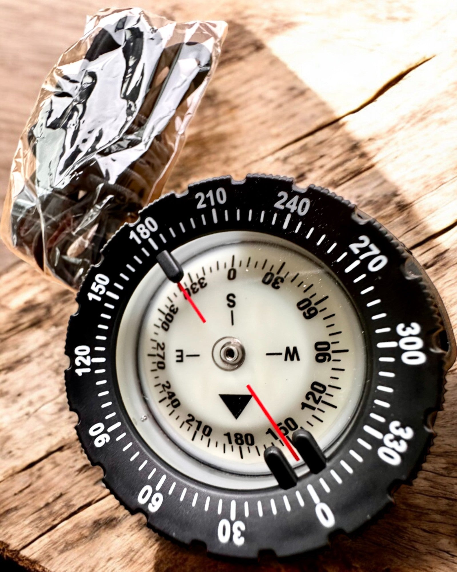 Taucherkompass AquaGuide - wasserdichter Kompass mit Leuchtfunktion und flexiblem Armband, Personalisierung möglich