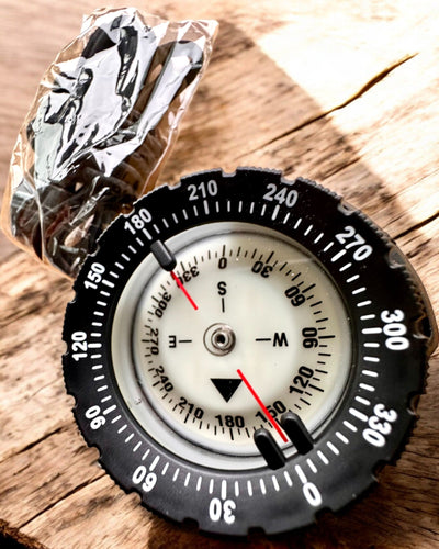 Taucherkompass AquaGuide - wasserdichter Kompass mit Leuchtfunktion und flexiblem Armband, Personalisierung möglich