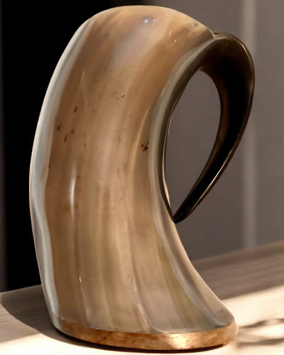 Gehämmerter Krug 'Majstersztyk' mit Personalisierung durch Gravur - 5 Farbvarianten