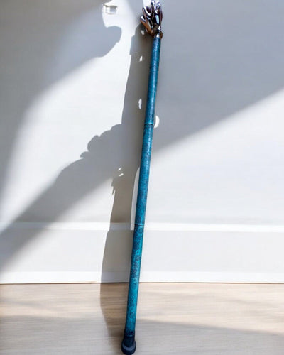 Gehstock "Königliche Hand" – handgefertigt mit natürlichem Leder, personalisierbar mit Gravur