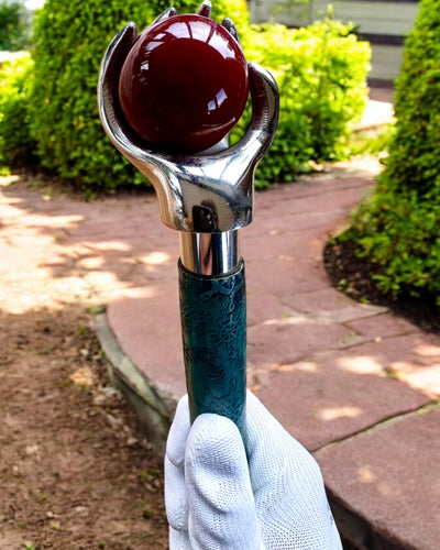 Gehstock "Königliche Hand" – handgefertigt mit natürlichem Leder, personalisierbar mit Gravur