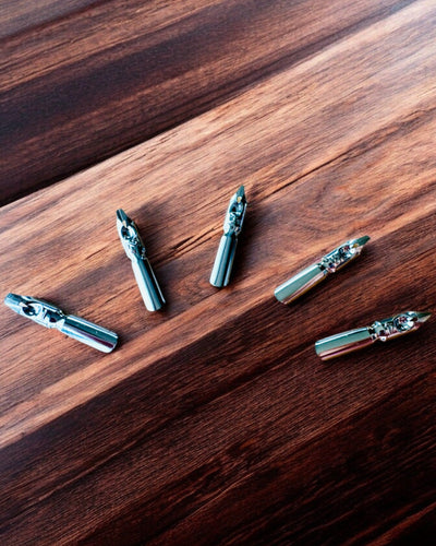 Kalligrafiefeder "Steampunk Eleganz" mit Truthahnfeder - Handgefertigt, 5 Varianten zur Auswahl, Personalisierung mit Gravur als Geschenk