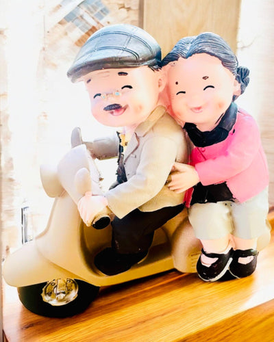 Dekorative Figur Verliebte auf einem Roller - Personalisierung mit Gravur als Geschenk
