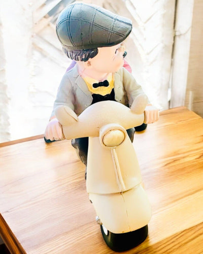 Dekorative Figur Verliebte auf einem Roller - Personalisierung mit Gravur als Geschenk