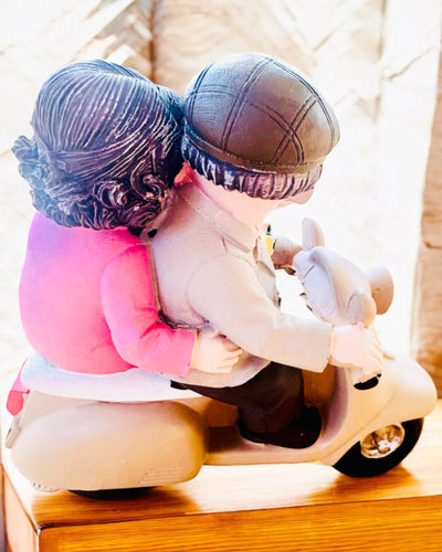 Dekorative Figur Verliebte auf einem Roller - Personalisierung mit Gravur als Geschenk