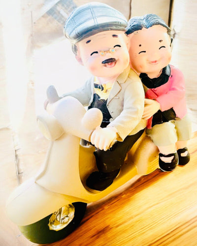 Dekorative Figur Verliebte auf einem Roller - Personalisierung mit Gravur als Geschenk