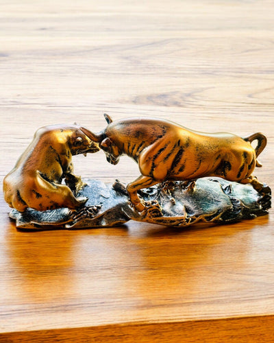 "Starcie Byka z Niedźwiedziem" - Kupferfarbene Skulptur mit Gravuroption