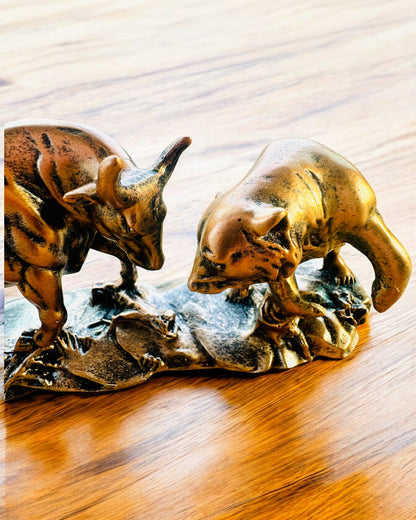 "Starcie Byka z Niedźwiedziem" - Kupferfarbene Skulptur mit Gravuroption