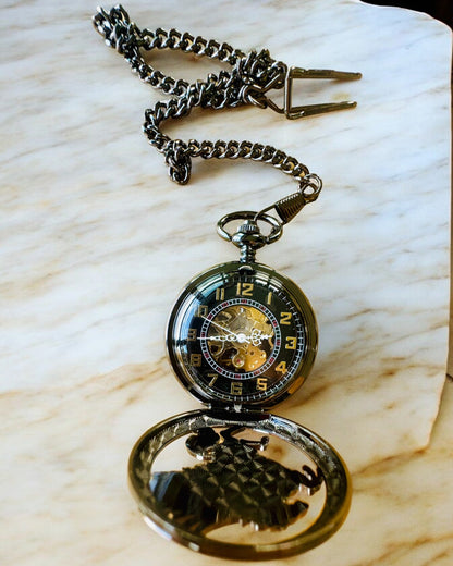 Taschenuhr "Equus Tempus" - Schwarz mit Pferdemotiv, personalisierbar mit Gravur - schwarzes Zifferblatt