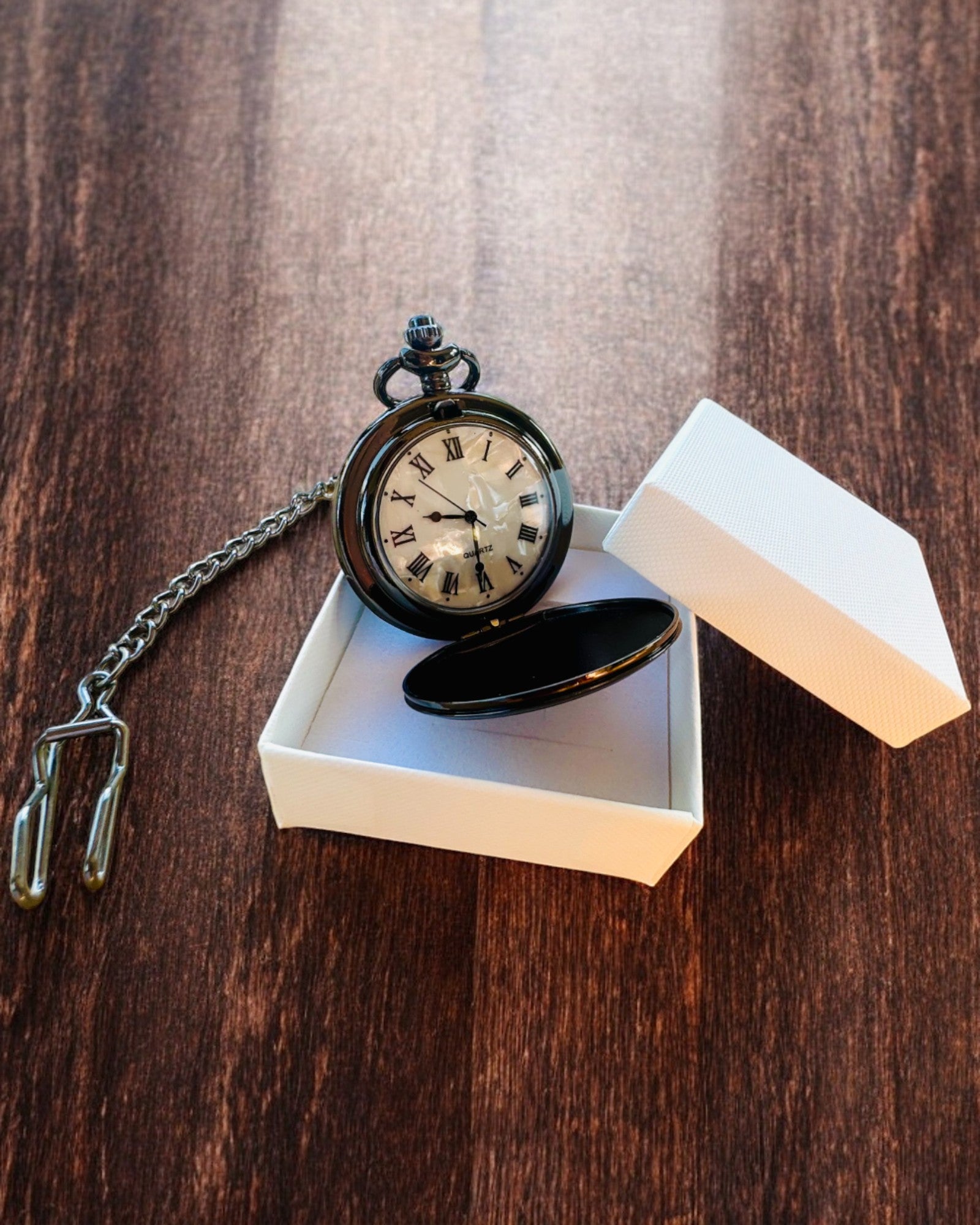 Klassische Taschenuhr mit römischen Ziffern und Kette, Quarz, schwarzer Glanz - Farbe Schwarz