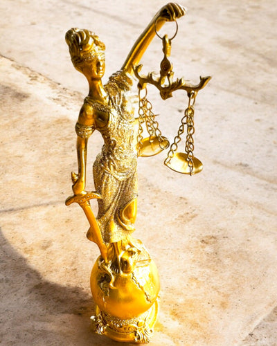 Statuette der Göttin der Gerechtigkeit – Künstlerische Dekoration für das Regal, Kunsthandwerk aus Harz, Personalisierung mit Gravur