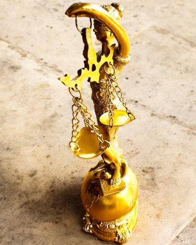 Statuette der Göttin der Gerechtigkeit – Künstlerische Dekoration für das Regal, Kunsthandwerk aus Harz, Personalisierung mit Gravur