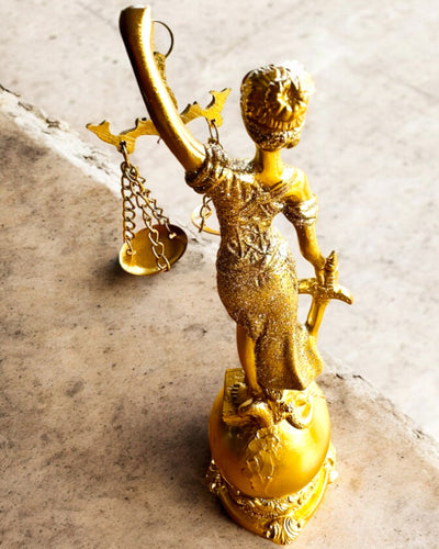 Statuette der Göttin der Gerechtigkeit – Künstlerische Dekoration für das Regal, Kunsthandwerk aus Harz, Personalisierung mit Gravur