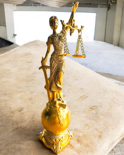 Statuette der Göttin der Gerechtigkeit – Künstlerische Dekoration für das Regal, Kunsthandwerk aus Harz, Personalisierung mit Gravur