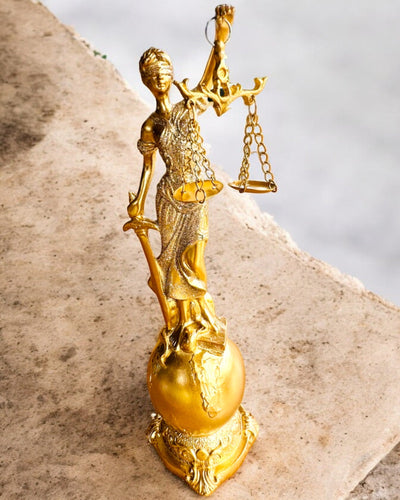 Statuette der Göttin der Gerechtigkeit – Künstlerische Dekoration für das Regal, Kunsthandwerk aus Harz, Personalisierung mit Gravur
