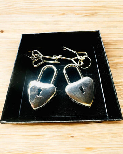 Schlüssel der Liebe in Silberfarbe 2 Mini-Hängeschlösser in Herzform, Möglichkeit der Personalisierung mit Gravur als Geschenk