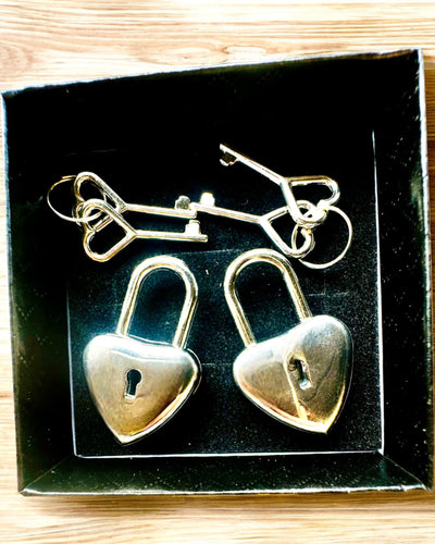 Schlüssel der Liebe in Silberfarbe 2 Mini-Hängeschlösser in Herzform, Möglichkeit der Personalisierung mit Gravur als Geschenk