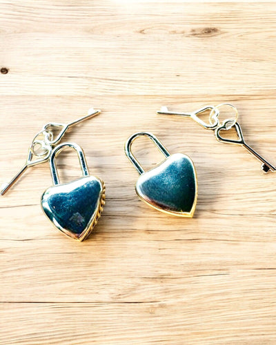 Schlüssel der Liebe in Silberfarbe 2 Mini-Hängeschlösser in Herzform, Möglichkeit der Personalisierung mit Gravur als Geschenk