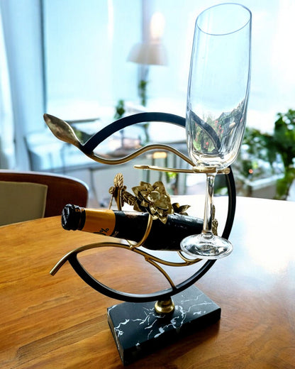 Ständer "Eleganter Insekt" - für Weinflasche und Gläser, Höhe 33 cm, Möglichkeit zur Personalisierung mit Gravur als Geschenk