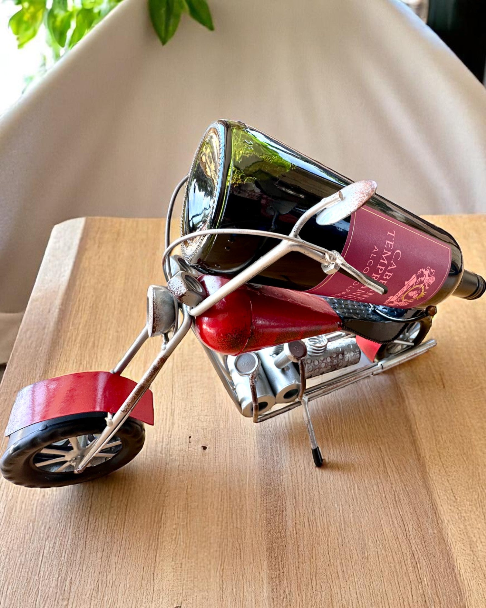 Metall-Weinhalter 40 cm lang, in Form eines Motorrads mit Gravurmöglichkeit als Geschenk