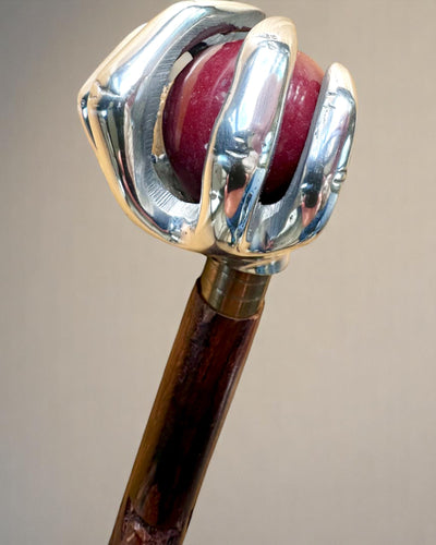 Gehstock „Königliche Hand“ – handgeschnitzt aus indischem Mangoholz, mit der Möglichkeit zur Personalisierung durch Gravur