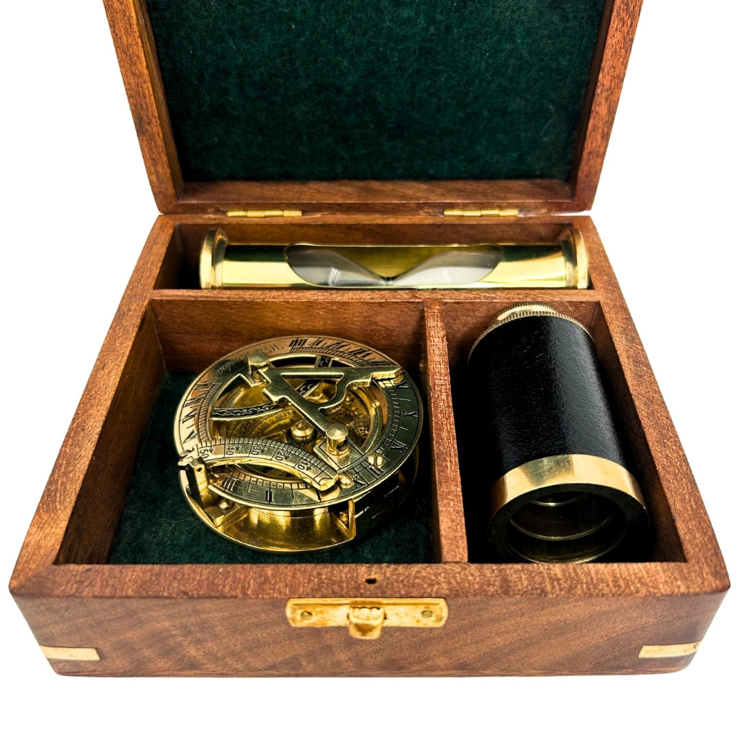 Retro-Geschenkset mit Gravur – Messingkompass, klappbares Fernrohr, Sanduhr in einer Holzschachtel