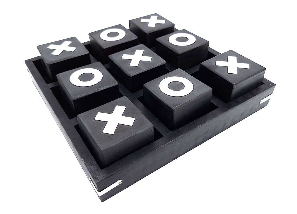 Großes hölzernes Tic-Tac-Toe 24x24cm - Elegantes Strategiespiel - G1079/B