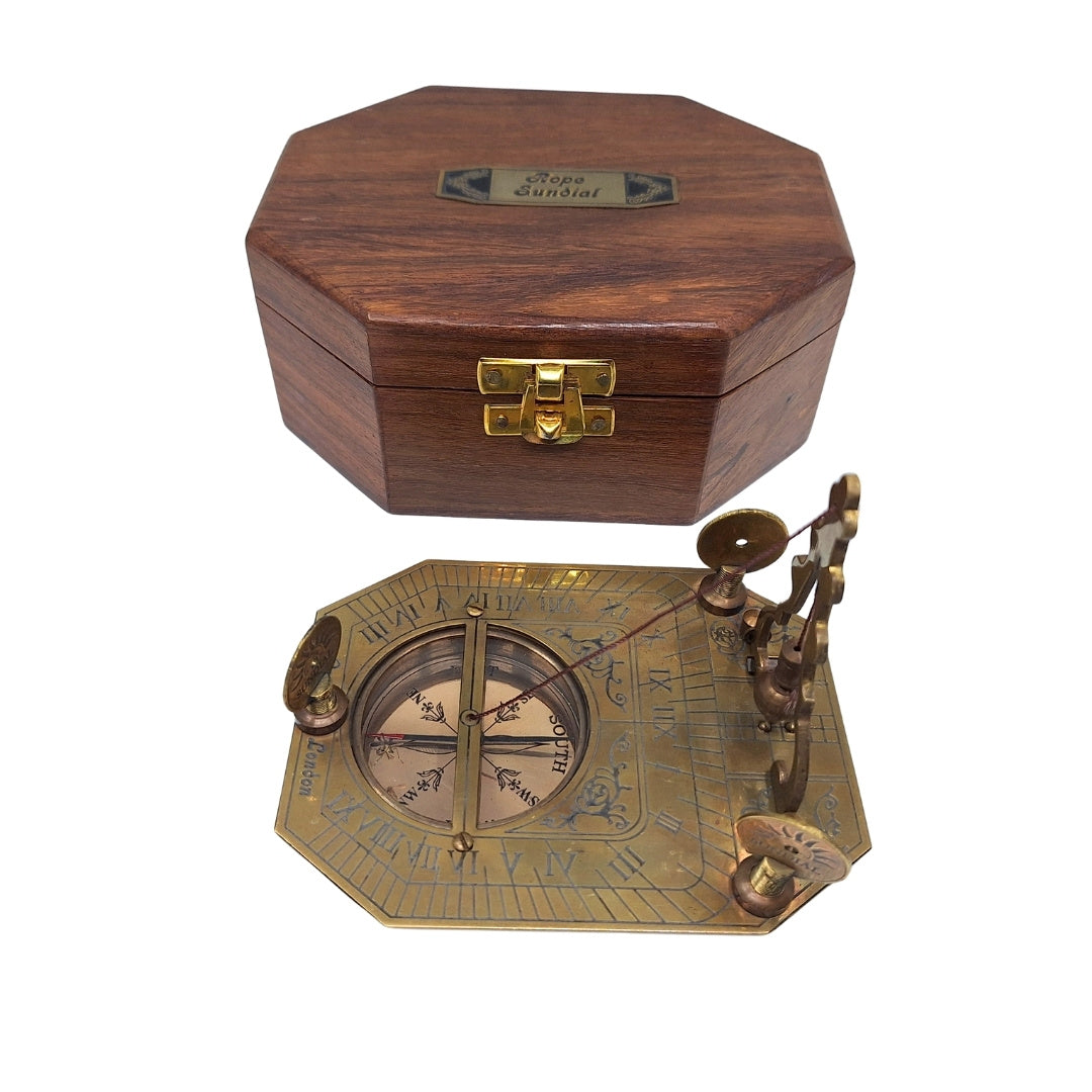Eleganter Messingkompass mit Sonnenuhr in Holzschachtel - Ideales Geschenk für Reisende, Retro-Stil, Maße: 11.5 x 8.8 x 9.0 cm, Material: Messing und Holz