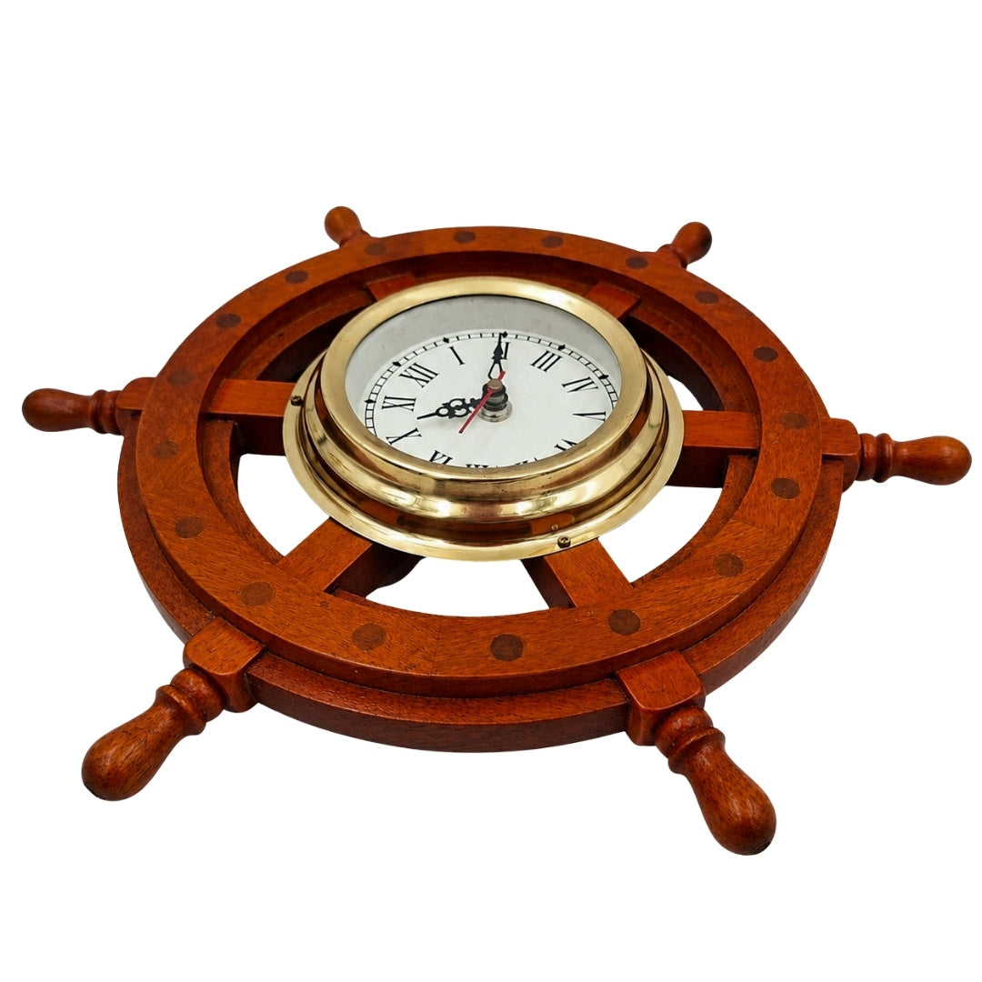 Maritime Uhr in einem hölzernen Steuerrad mit Messing