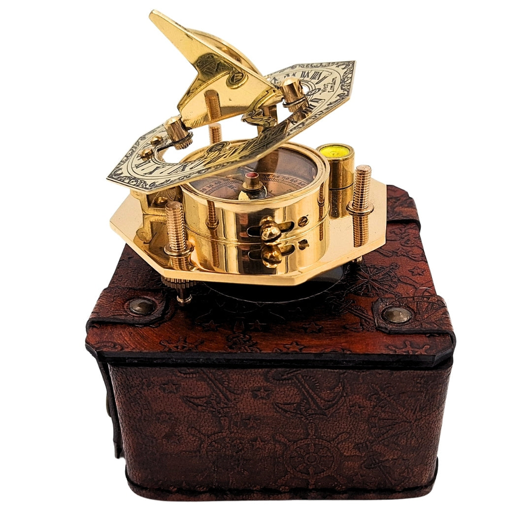 Messingkompass in stilvollem Lederetui mit Gravurmöglichkeit – Retro-Vintage-Geschenk für Reisende und Segler - 8 cm Höhe, elegantes Design aus Messing