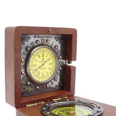 Retro-Kompass und Uhr in einer Holzkiste mit personalisierbarer Gravur