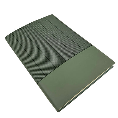 Elegantes Geschenkset mit personalisierter Gravur - Leder-Notizbuch A5 in Olivgrün mit Kugelschreiber und Ersatzmine in ästhetischer Geschenkbox