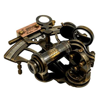Retro-Sextant aus Messing im Lederetui - Elegantes Navigationsinstrument mit Gravurmöglichkeit - Ideales Geschenk für Liebhaber der Seefahrt und Geschichte - Maße 13x12x7 cm