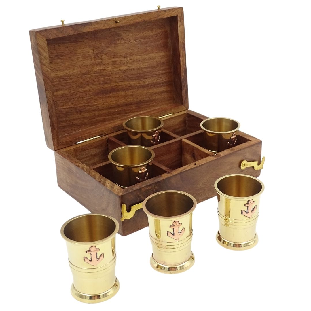 Set aus 6 Metallbechern mit Anker in einer Holzkiste - ideal als Geschenk mit Möglichkeit zur Personalisierung durch Gravur - goldfarbenes Messing, Fassungsvermögen 50ml, elegantes Design für Liebhaber maritimer Themen