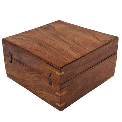 Elegante Geschenkbox aus Holz 20x20x11 cm mit marineblauem Einsatz und Option zur Personalisierung durch Gravur