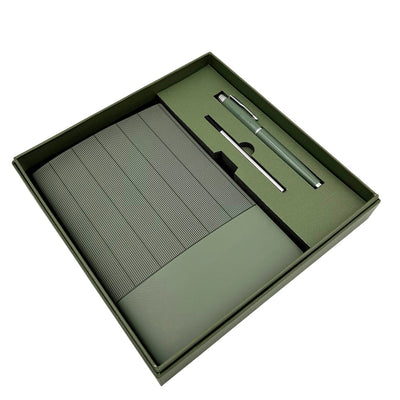 Elegantes Geschenkset mit personalisierter Gravur - Leder-Notizbuch A5 in Olivgrün mit Kugelschreiber und Ersatzmine in ästhetischer Geschenkbox