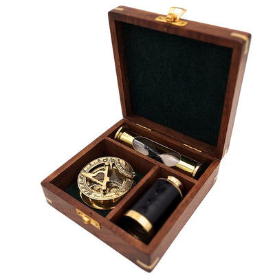 Retro-Geschenkset mit Gravur – Messingkompass, klappbares Fernrohr, Sanduhr in einer Holzschachtel
