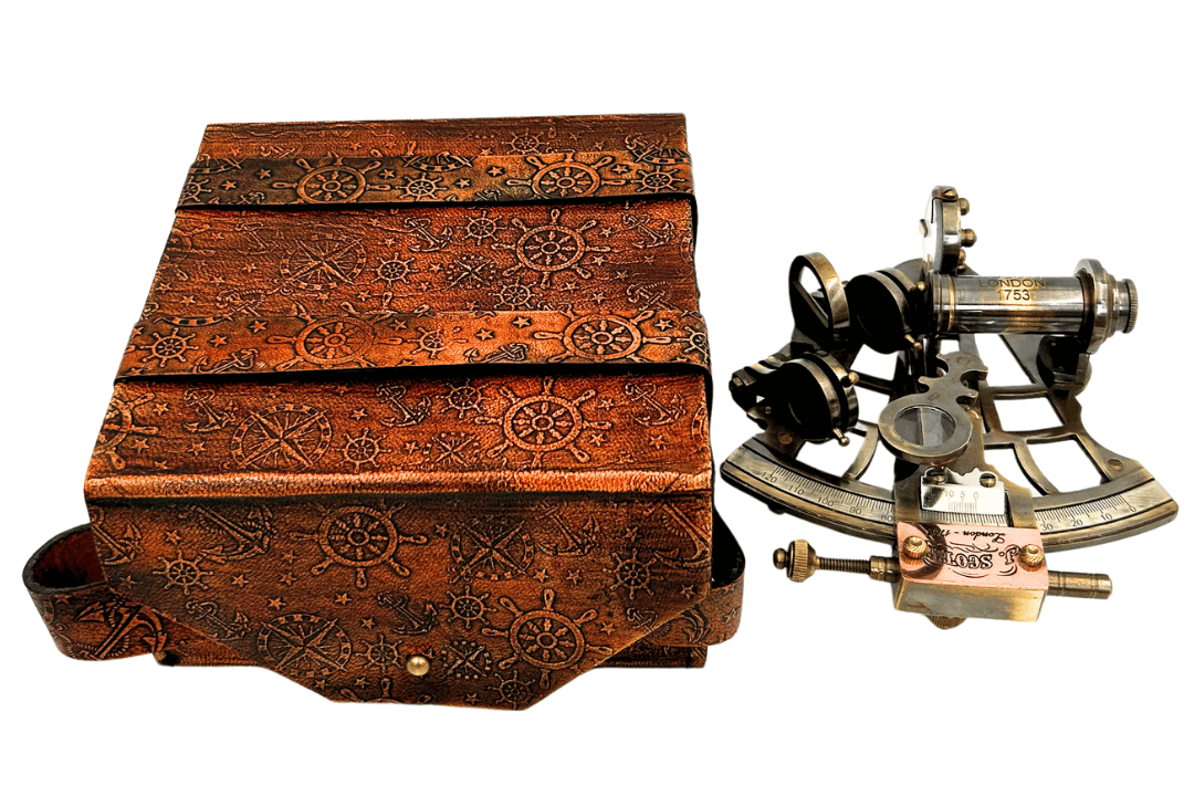 Retro-Sextant aus Messing im Lederetui - Elegantes Navigationsinstrument mit Gravurmöglichkeit - Ideales Geschenk für Liebhaber der Seefahrt und Geschichte - Maße 13x12x7 cm