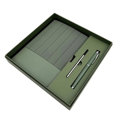 Elegantes Geschenkset mit personalisierter Gravur - Leder-Notizbuch A5 in Olivgrün mit Kugelschreiber und Ersatzmine in ästhetischer Geschenkbox
