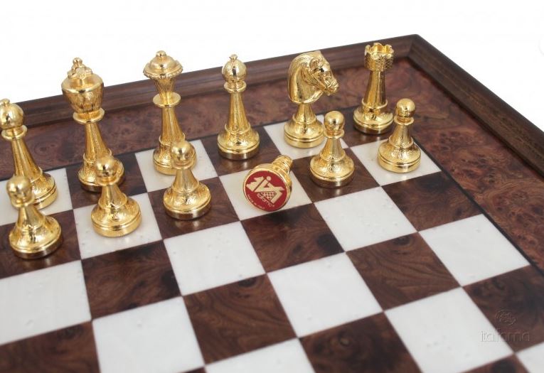 Große exklusive Schachfiguren Italfama aus vergoldetem Metall 53x53 cm – N137