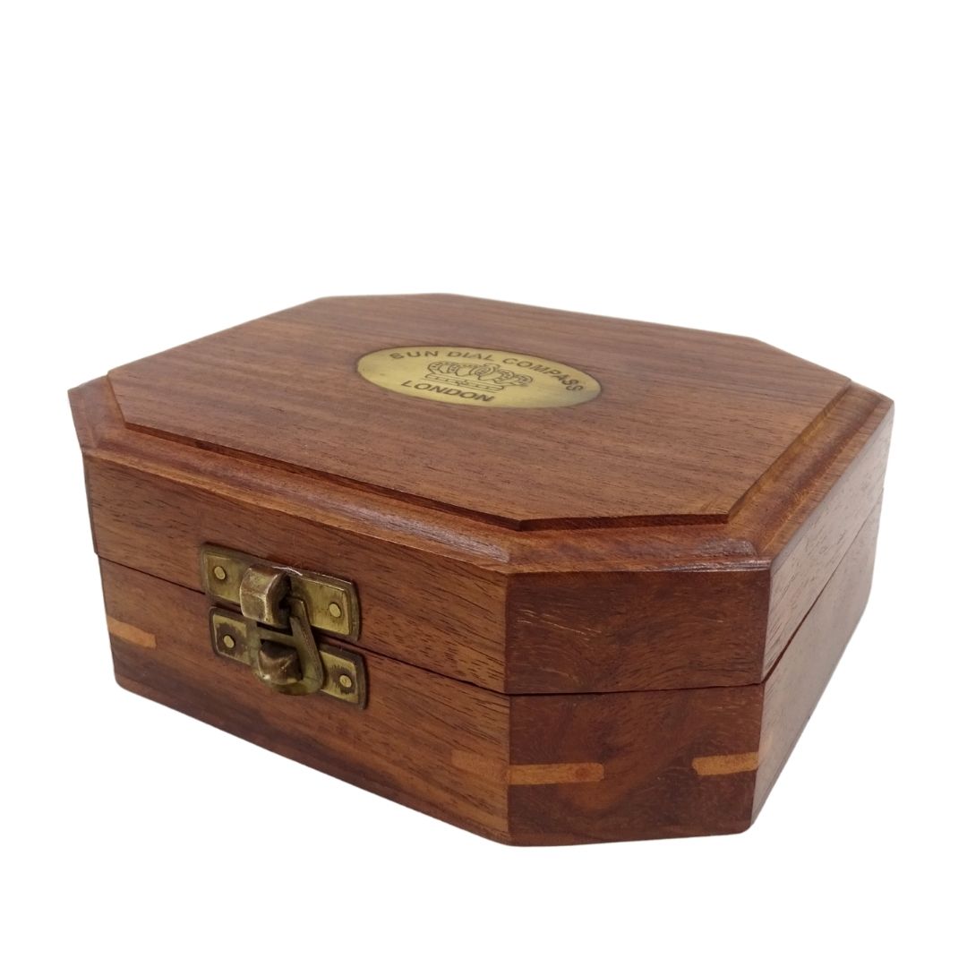 Sonnenuhr mit Kompass in Holzkästchen – Retro-Geschenk für Reisende – SUN-0106